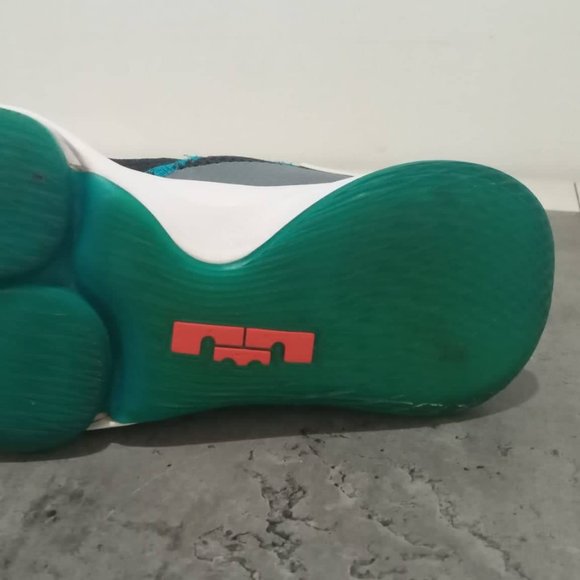 USED LEBRON WITNESS IV SIZE 12 - Picture 7 of 10
